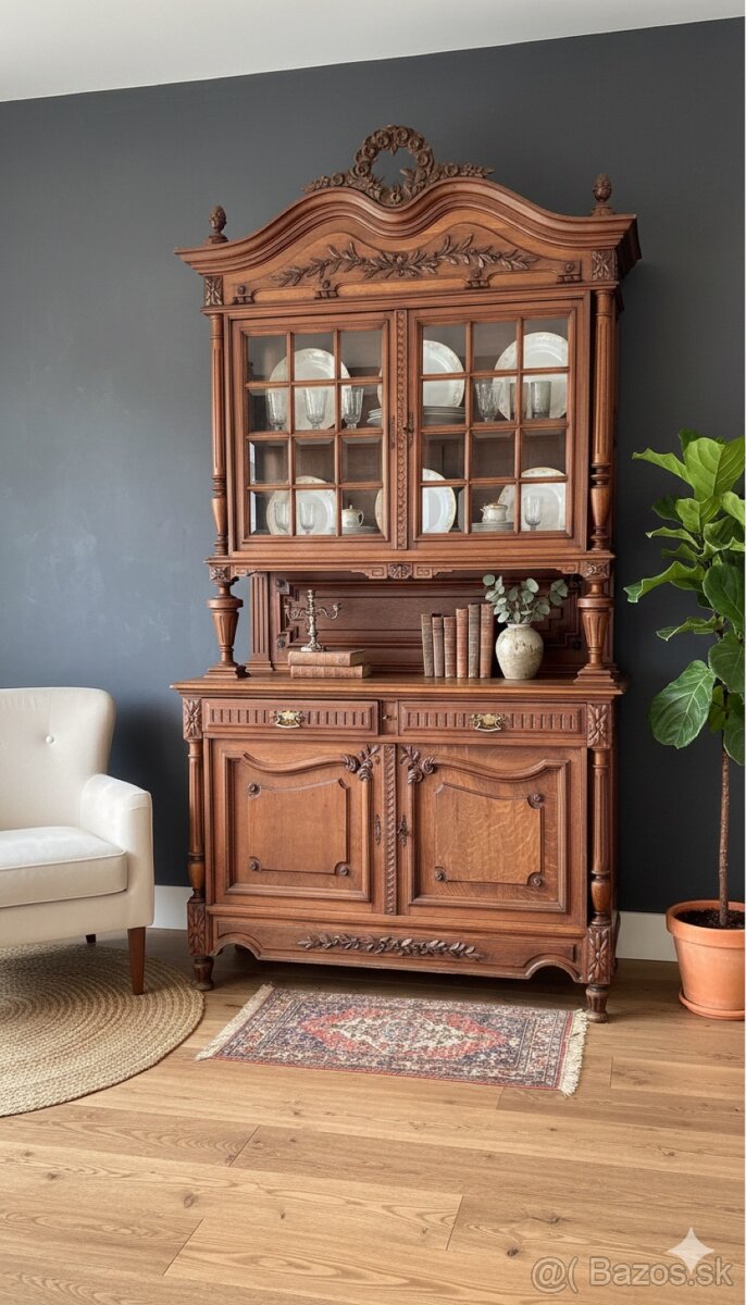 Historický príborník v rustikálnom štýle