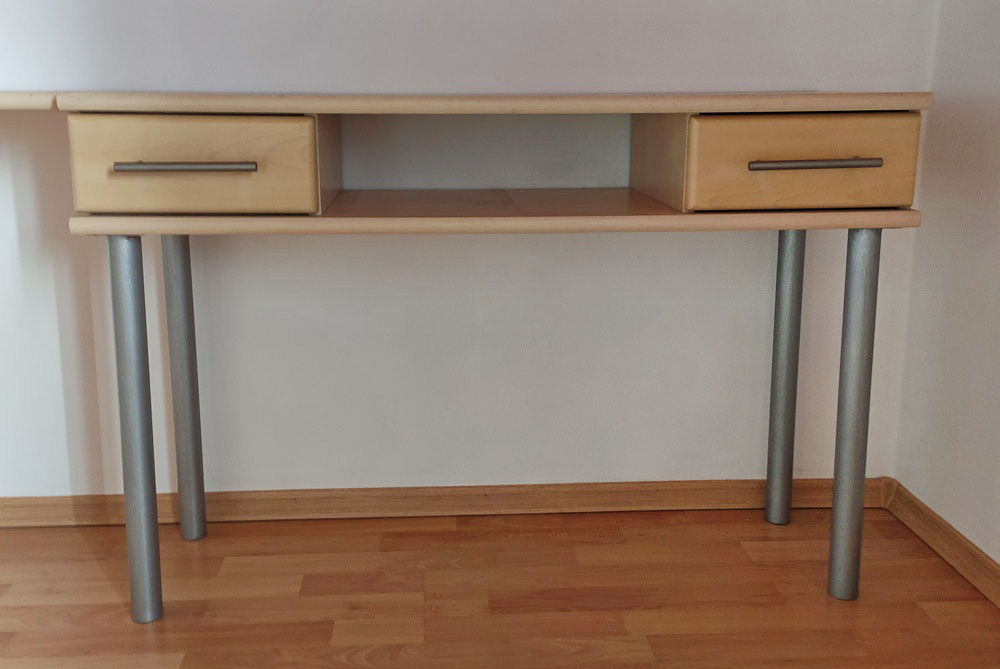 Stolík na kovových nohách