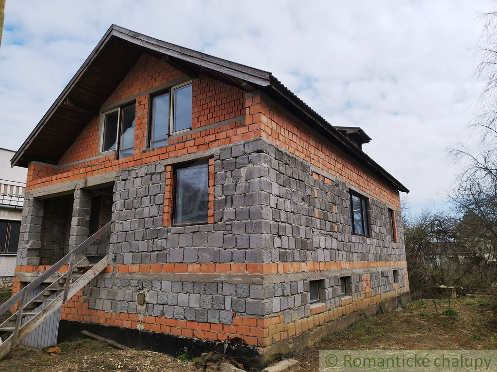 Holodom pred dokončením pre mladú rodinku v obci Veľká Čal