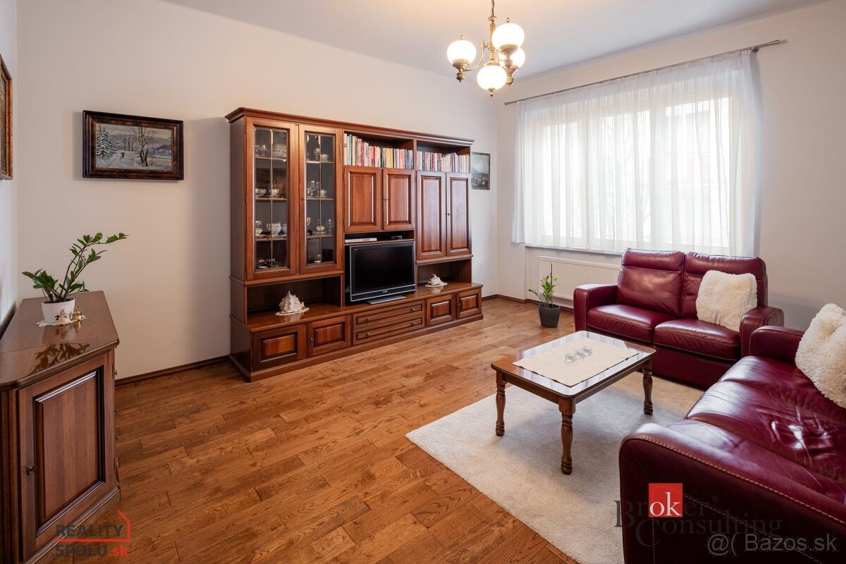 Rodinný dom priamo v centre s 2 bytovými jednotkami, 563m2,