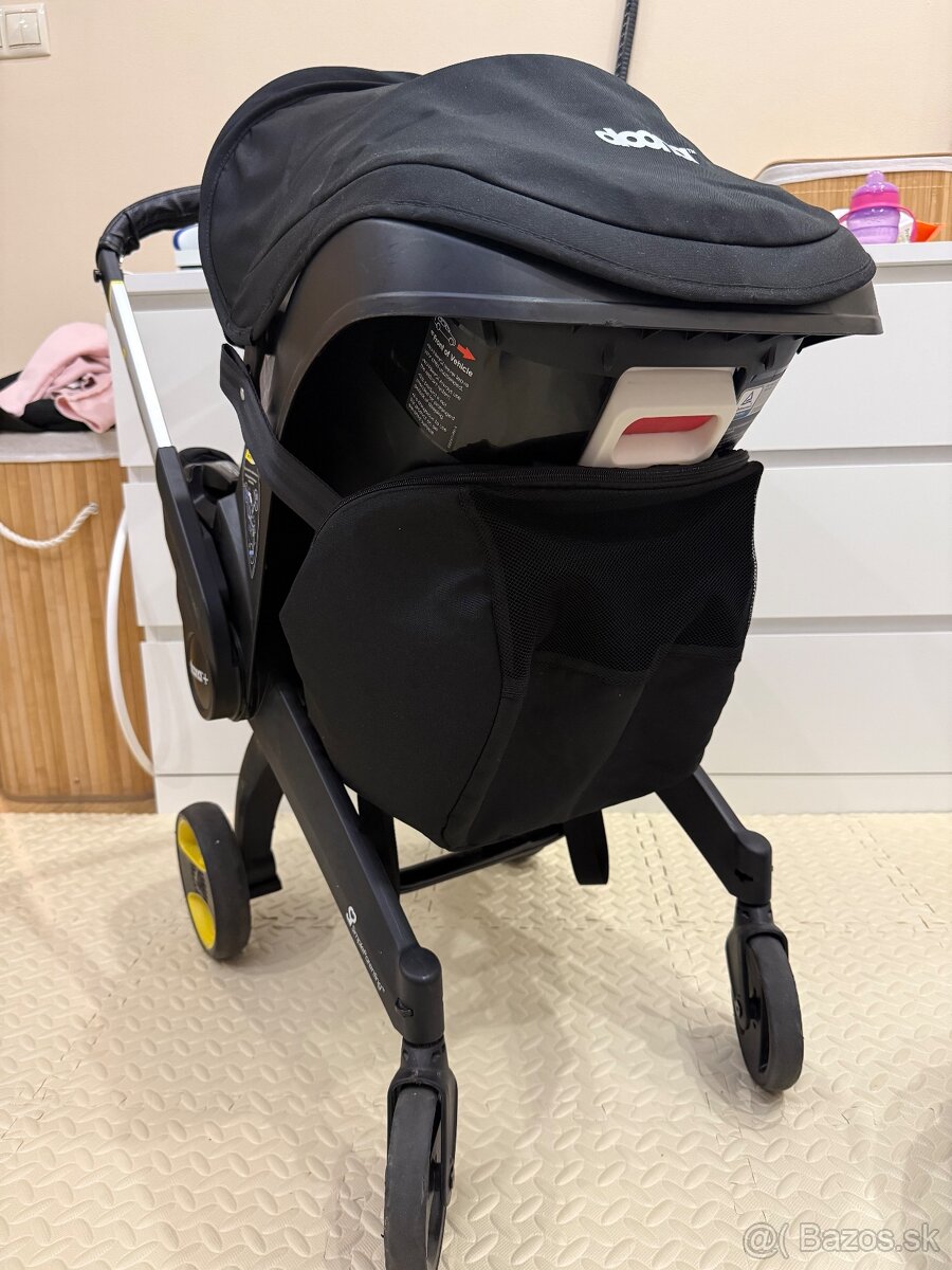 Autosedačka Doona+ so základňou IZOFIX a doplnkami