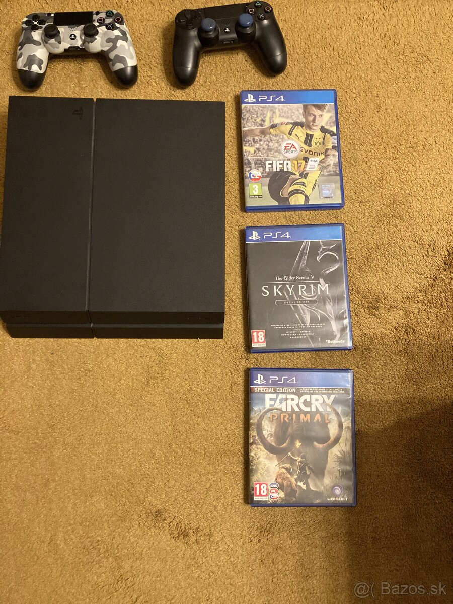 PS4 500GB + hry a ovládače