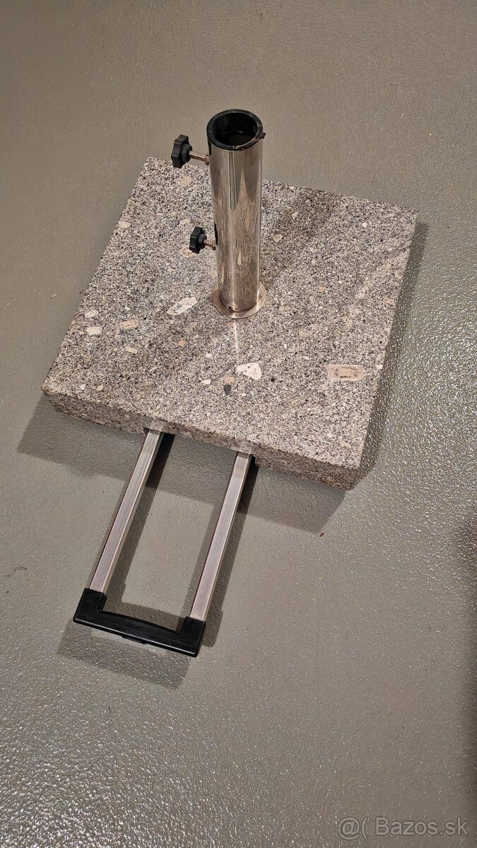 Žulový stojan na slnečník s kolieskami a výsuvnou rukoväťou