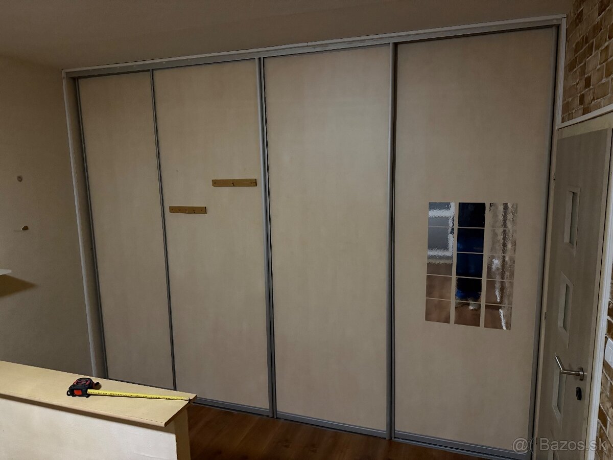 Predám vstavanú skriňu s posuvnými dverami – 340 × 62 × 260