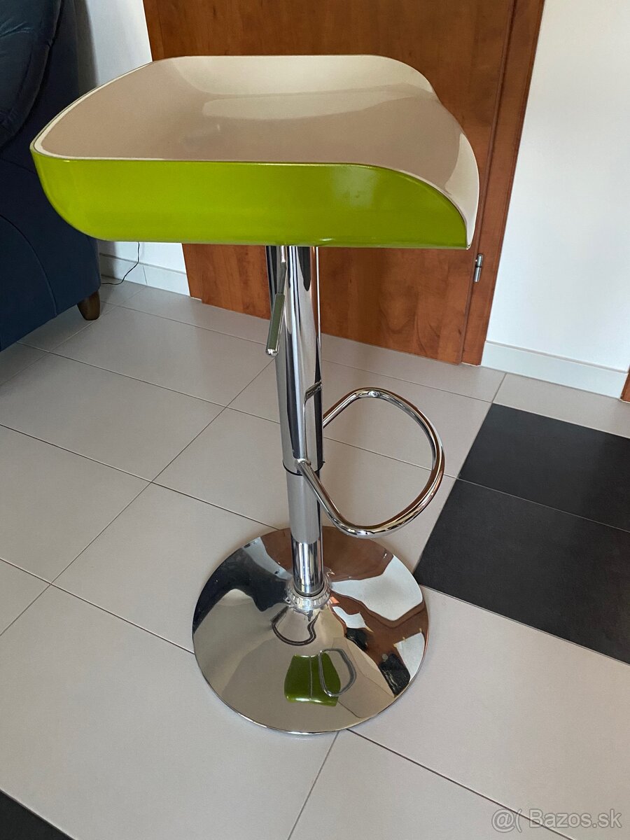 Predám barové stoličky sedák z farebného plastu