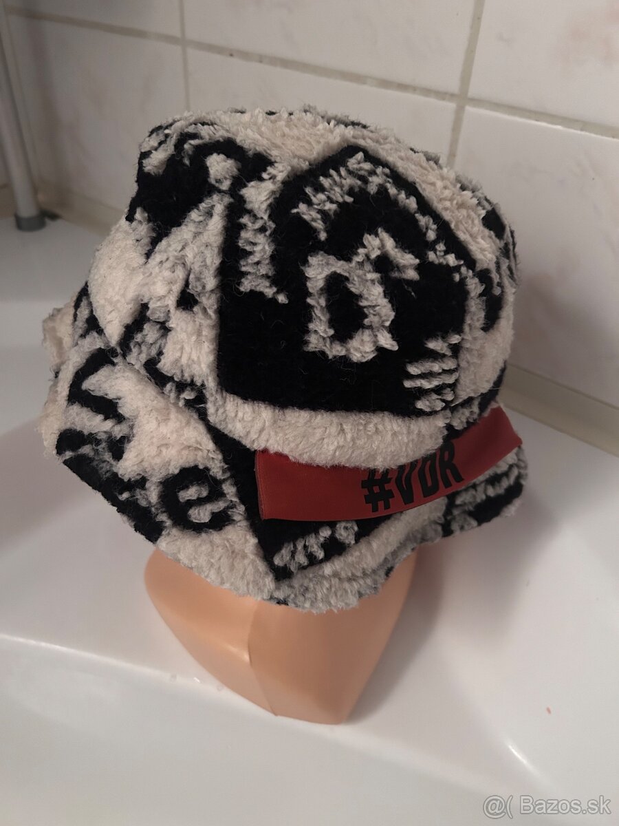 Klobuk,rukavice a nakrcnik