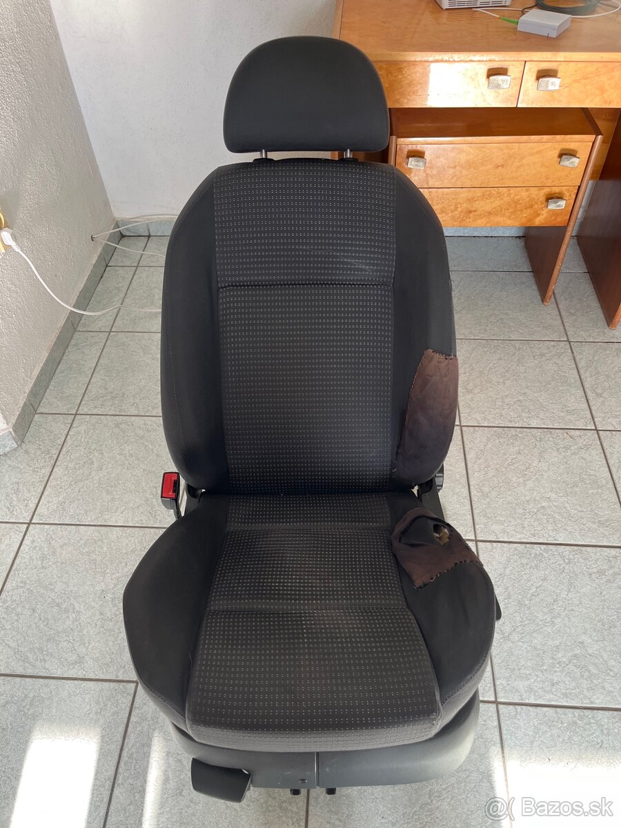 Predné sedadlo vodiča Superb