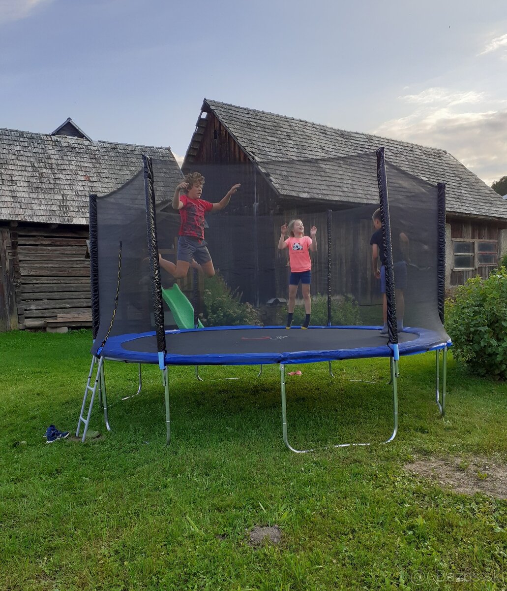 Trampolína