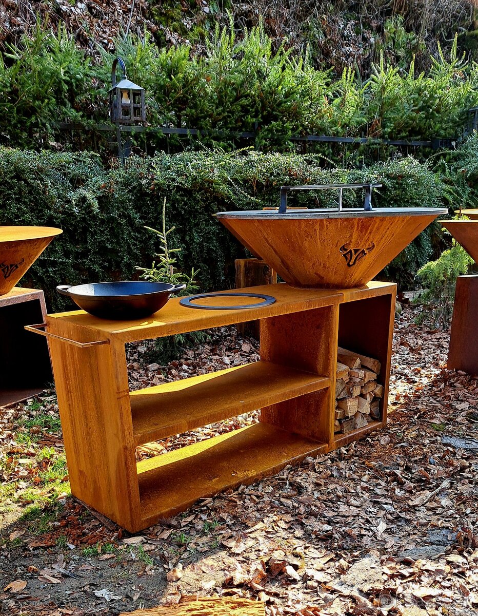 Ohniskovy gril corten pult