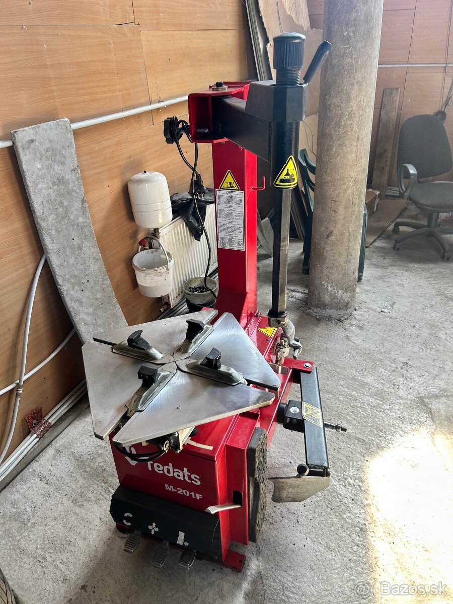 Poloautomatická prezúvačka kolies,