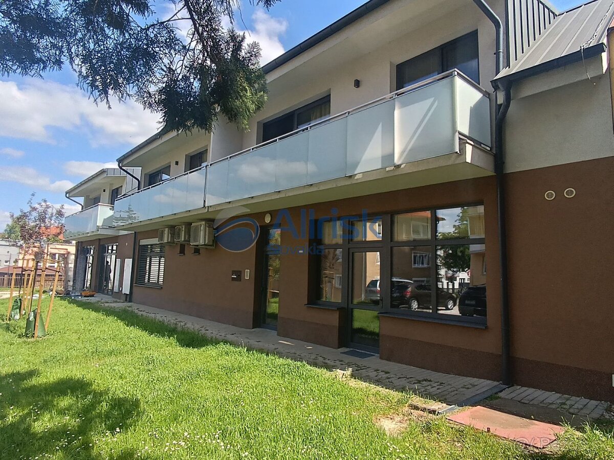 Prenájom obchodného priestoru v samom centre Serede. Voľný o