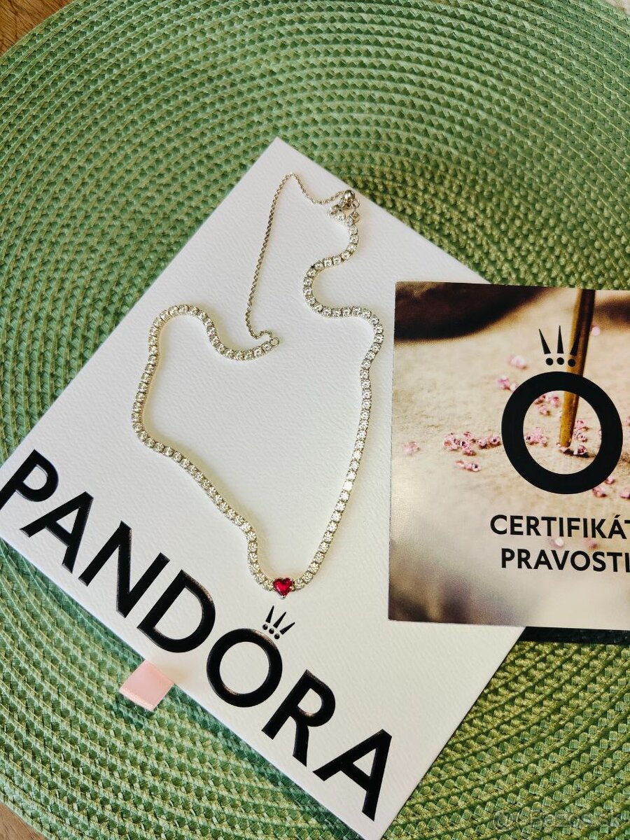 Obojkový náhrdelník so srdiečkom Pandora