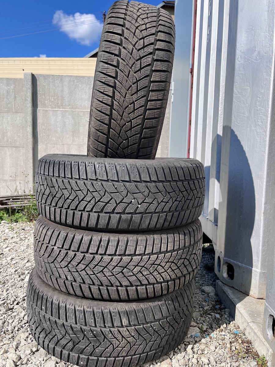 Zimne pneu GoodYear 215/55 R17