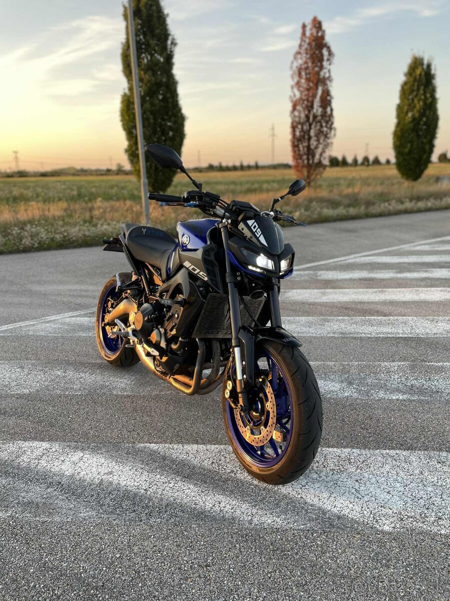 YAMAHA MT-09 AKRAPOVIC