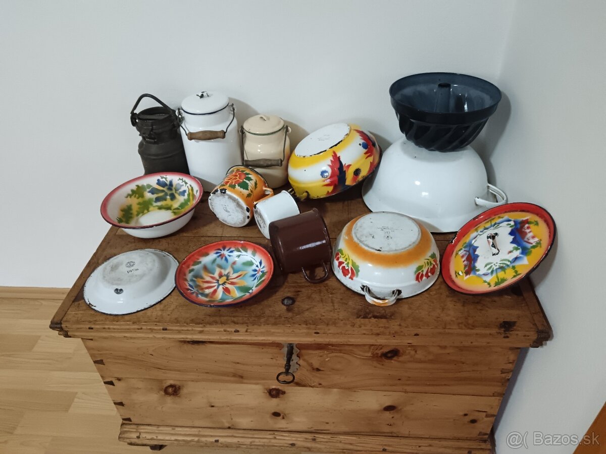 Staré smaltované nádoby