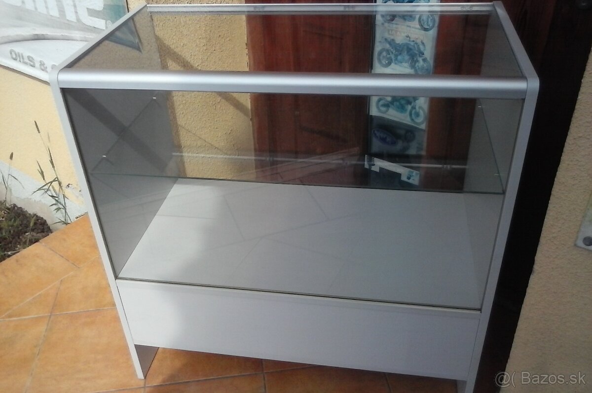 Predajný sklenený pult