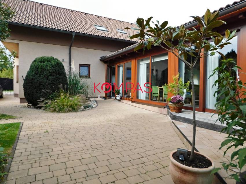 KRÁSNY RODINNÝ DOM SO ZÁHRADOU A DREVENÝM ALTÁNKOM V OBCI LU