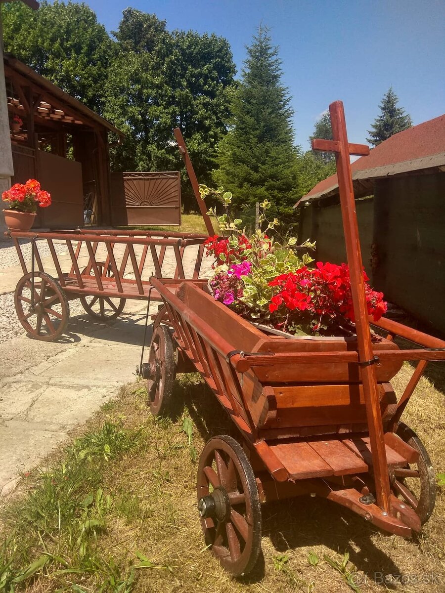 Krásne zrenovované záhradné vozíky