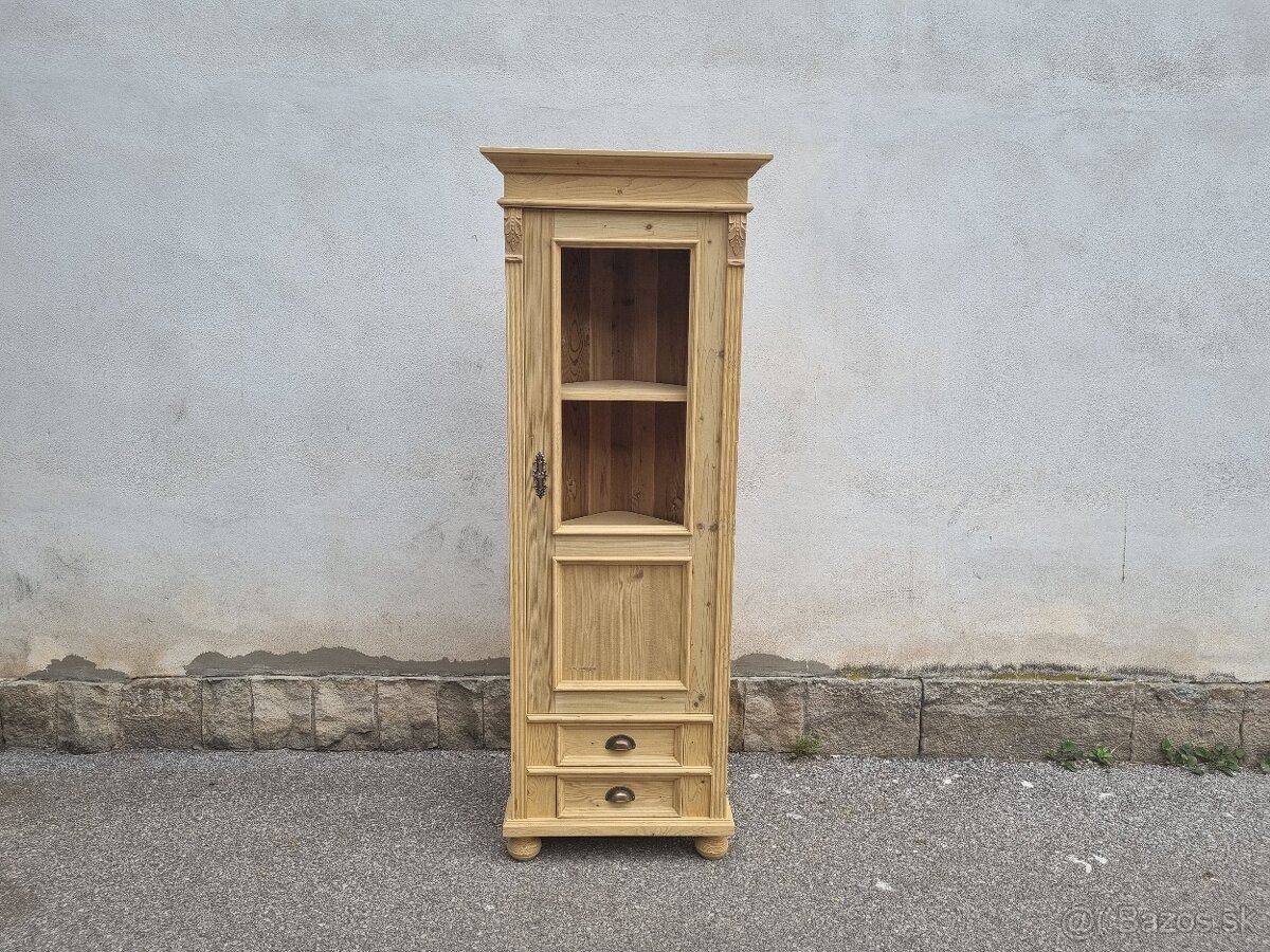 KRÁSNÁ SMRKOVÁ ROHOVÁ VITRÍNA PO RENOVACI