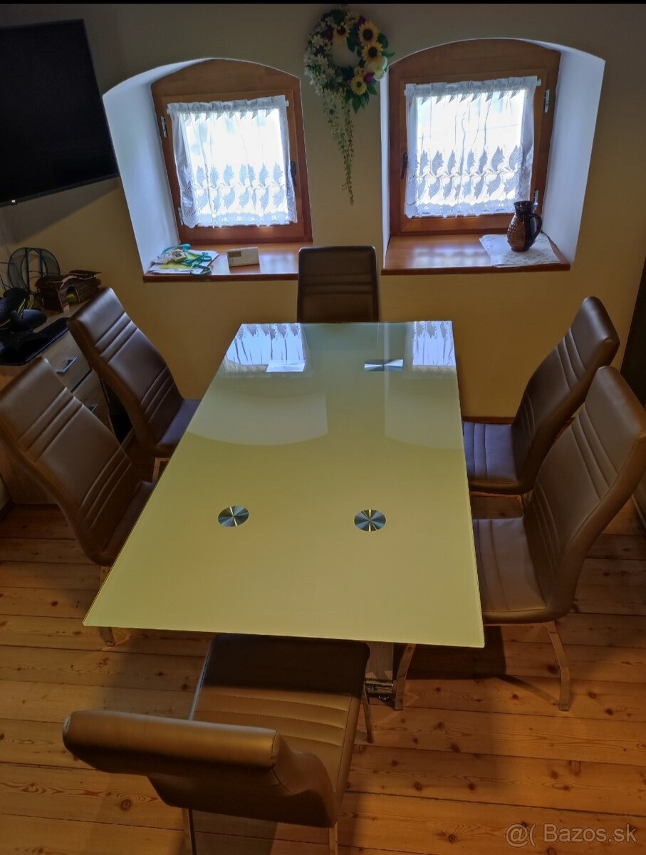 Kvalitny sklenený stôl