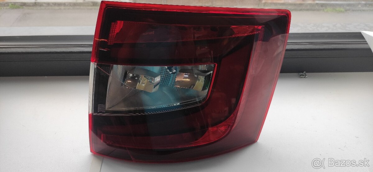 Svetlo Zadne prave Octavia 3 LIFT Hybridné LED - prasknute