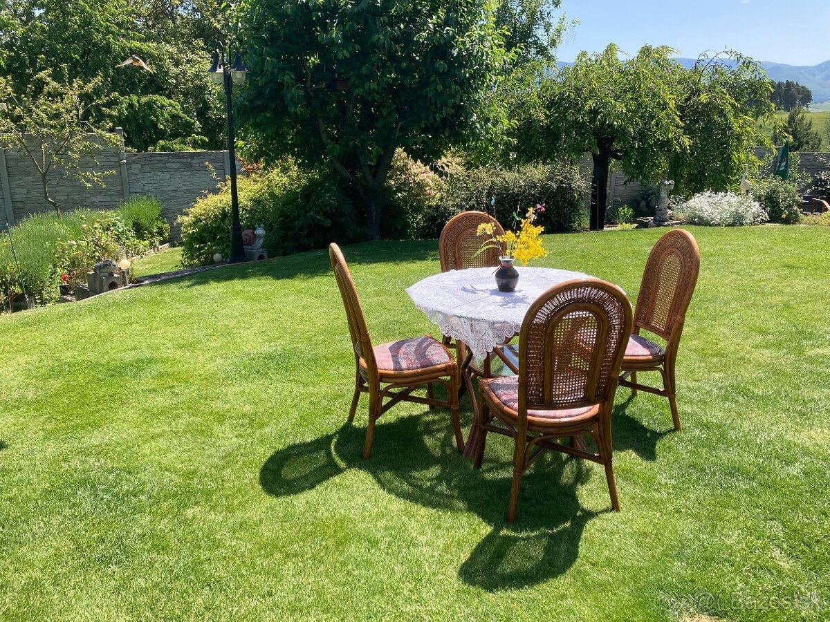 Jedálenský stôl a stolicky