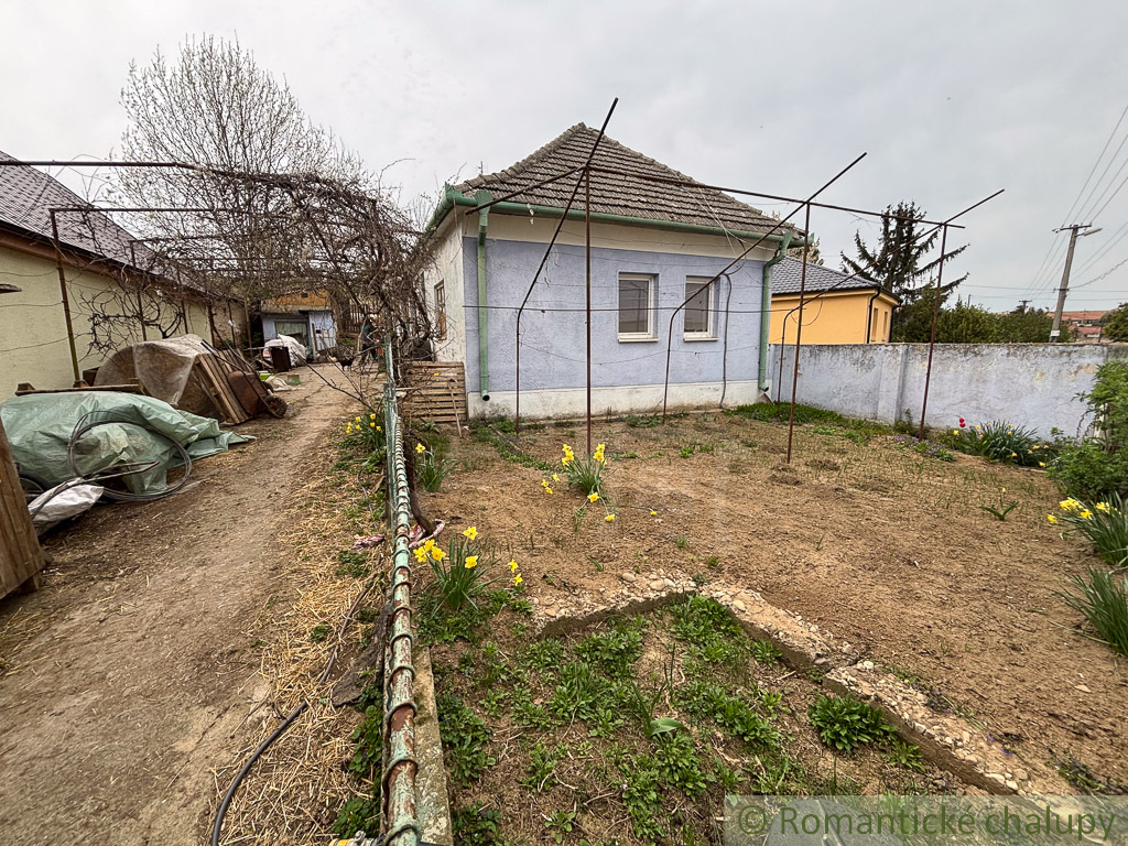 Starší rodinný dom s 20 á pozemkom v Sasinkove na predaj
