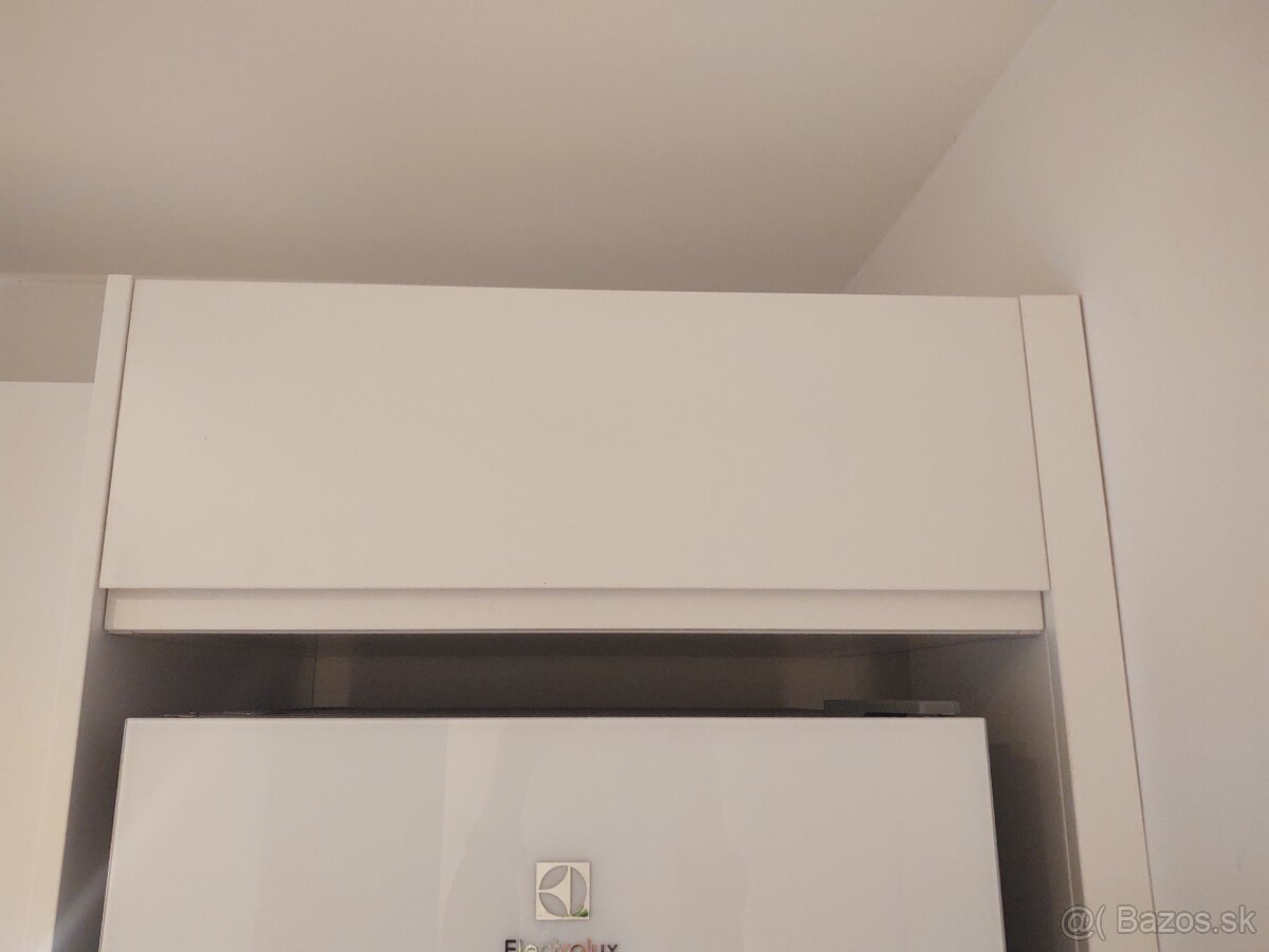 Skrinka nad chladničku 66x23x31cm