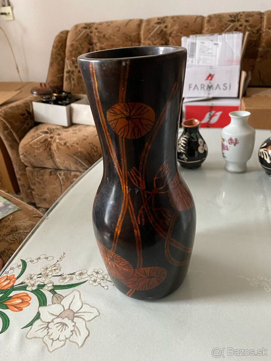 Drevená váza so vzorom