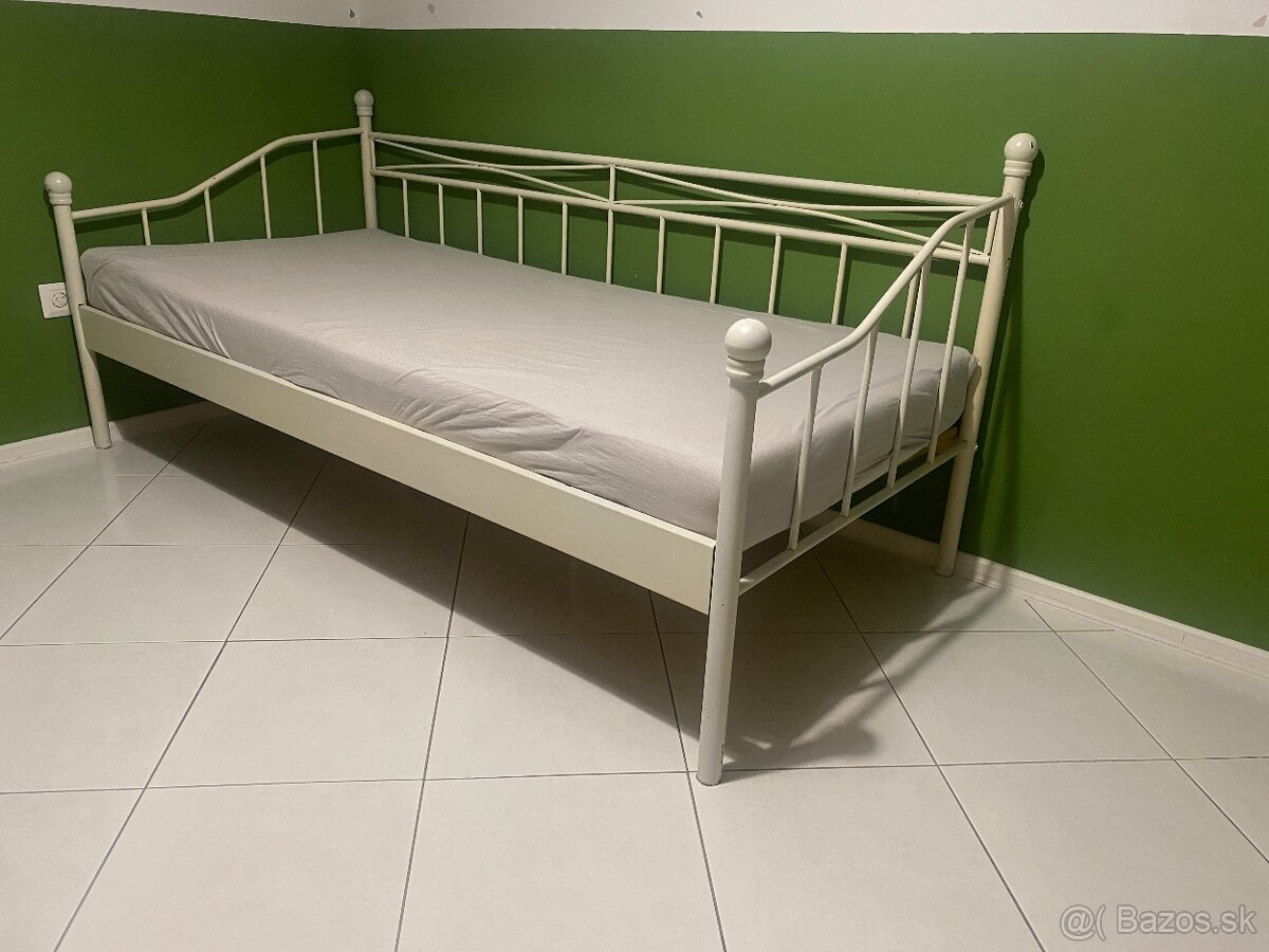 Biela kovová posteľ