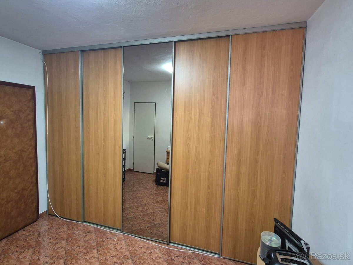 Vstavaná skriňa
