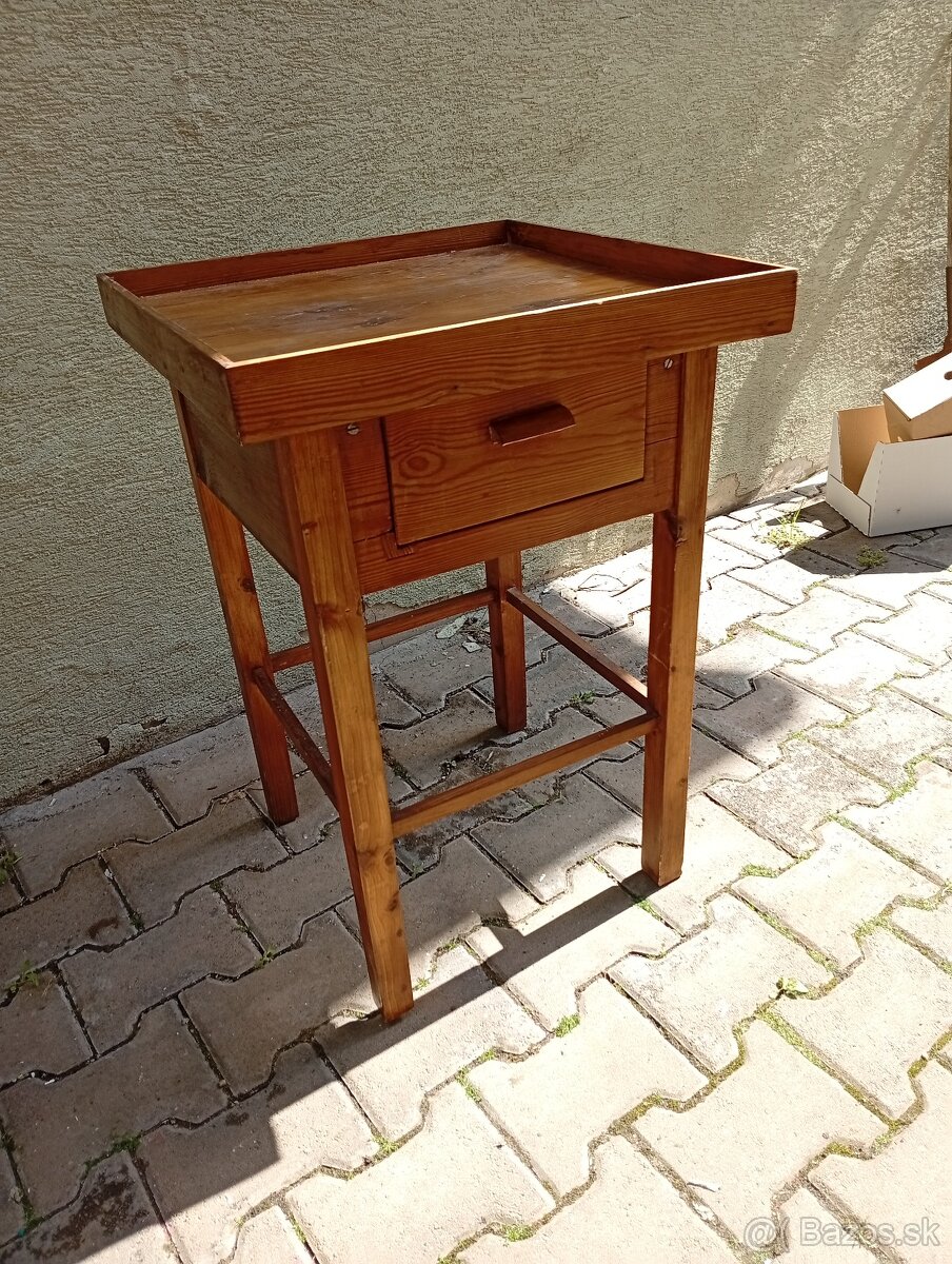 Starý drevený stolík