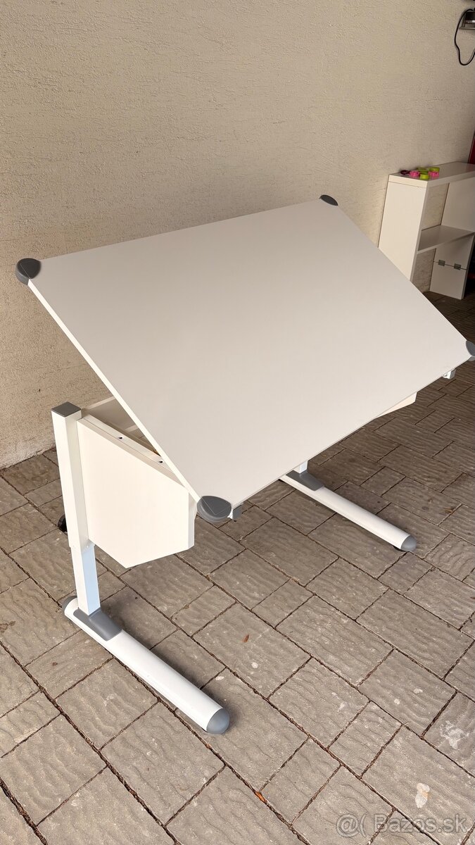 Výškovo nastaviteľný detský stôl