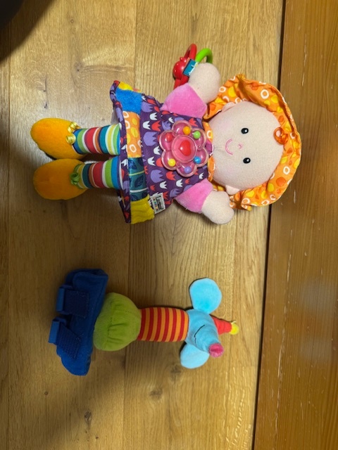 Babika s hrkanim a piskavi plysak