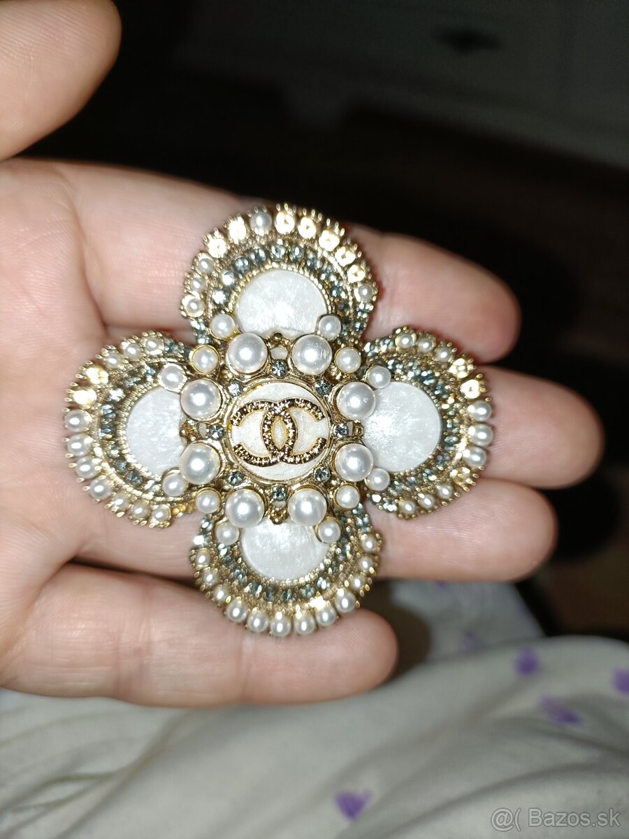 Stará brošňa Chanel