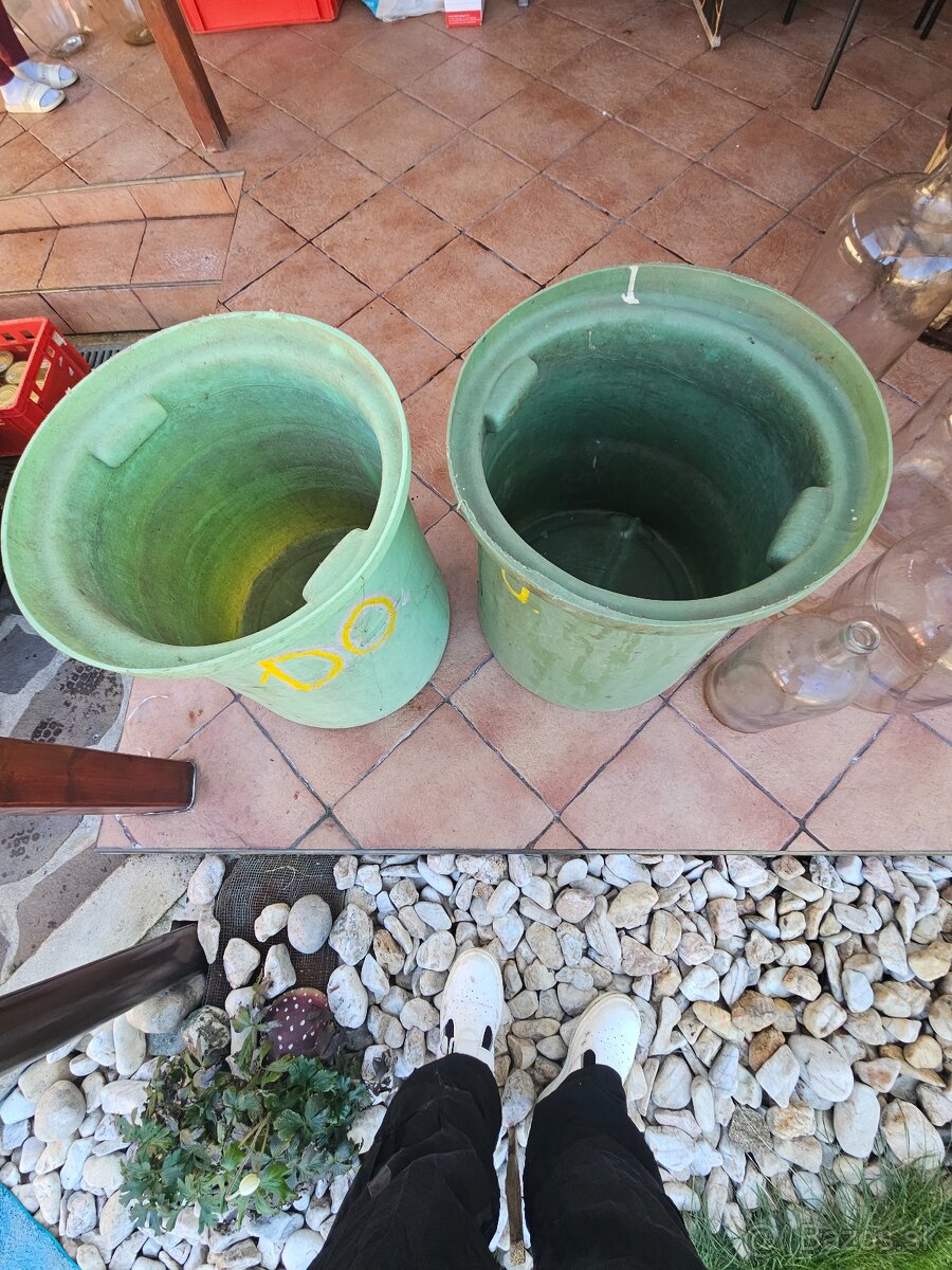 lis , mlynček, demižóny a iné na víno