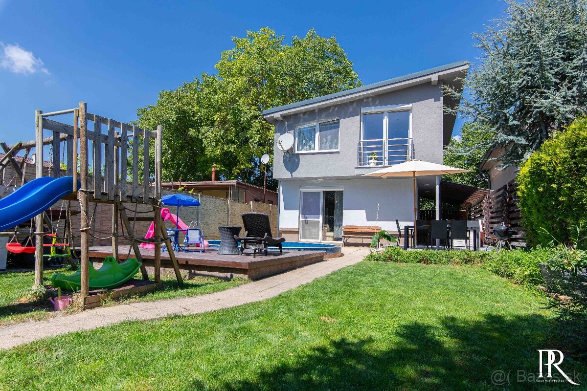 PRÍJEMNÝ 3 IZBOVÝ RD S BAZÉNOM NA BREHU VAJNORSKÝCH JAZIER