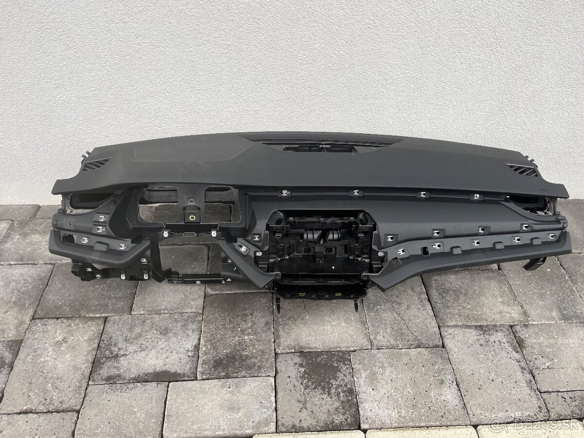 Palubná doska ,palubovky ,Škoda octavia 4