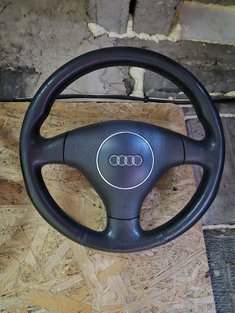 Audi trojramenny volant