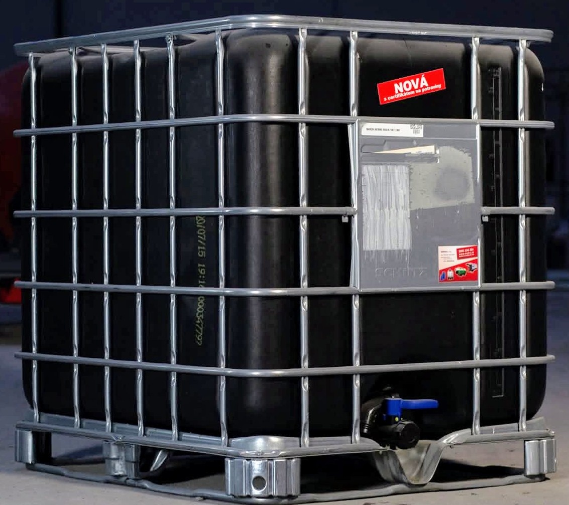 Predám 2 čierne 1000 litrové IBC kontajnery