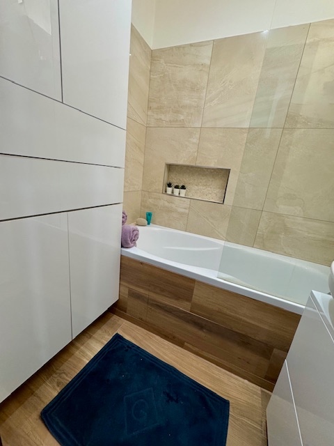 Na predaj 2 izbový tehlový byt v centre s garážou