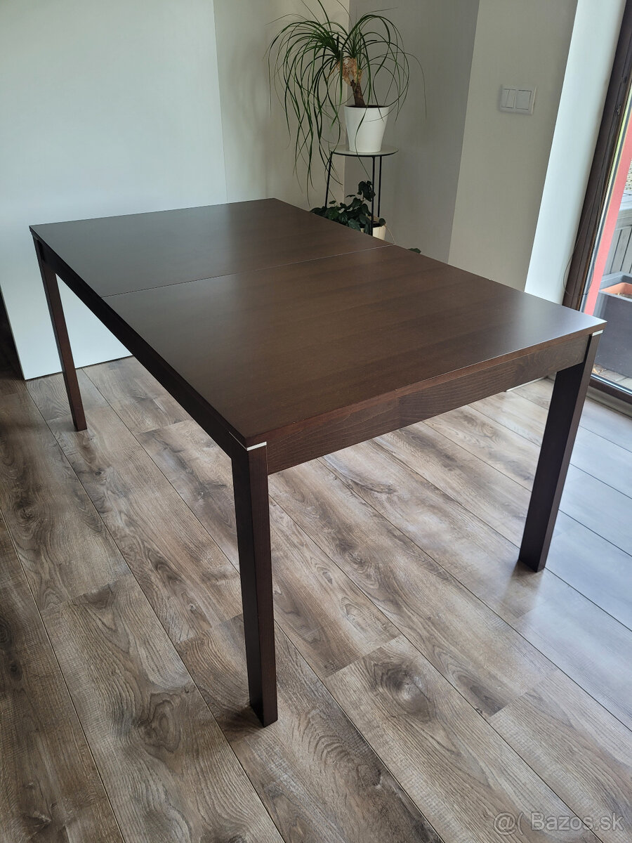 Masívny drevený stôl