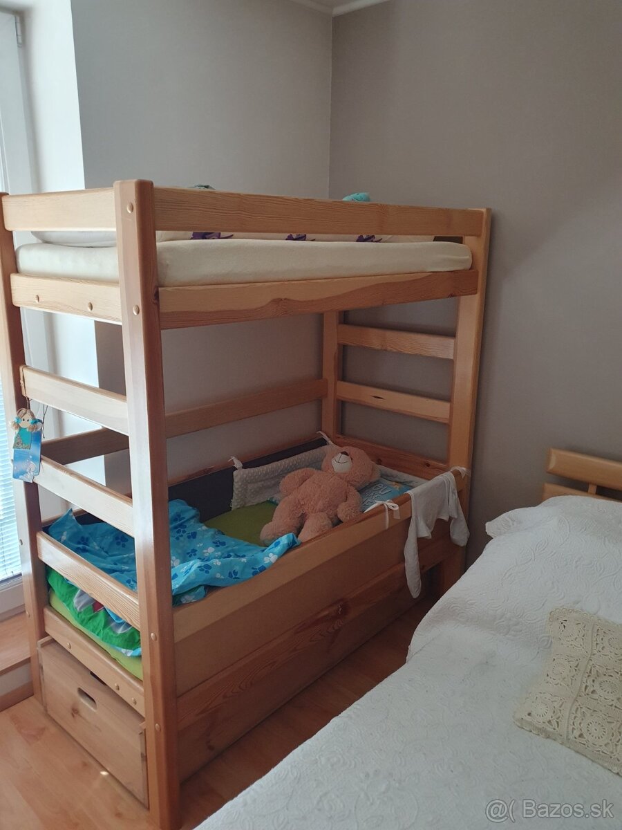 Poschodová posteľ detská s úložným priestorom masív