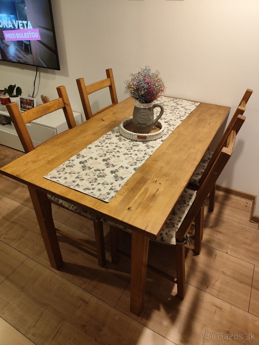 Jedálenský stôl so stoličkami