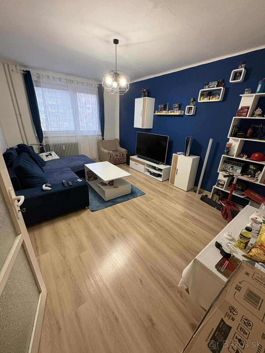 Predám zariadený 2-izbový byt s loggiou na sídlisku Tarča