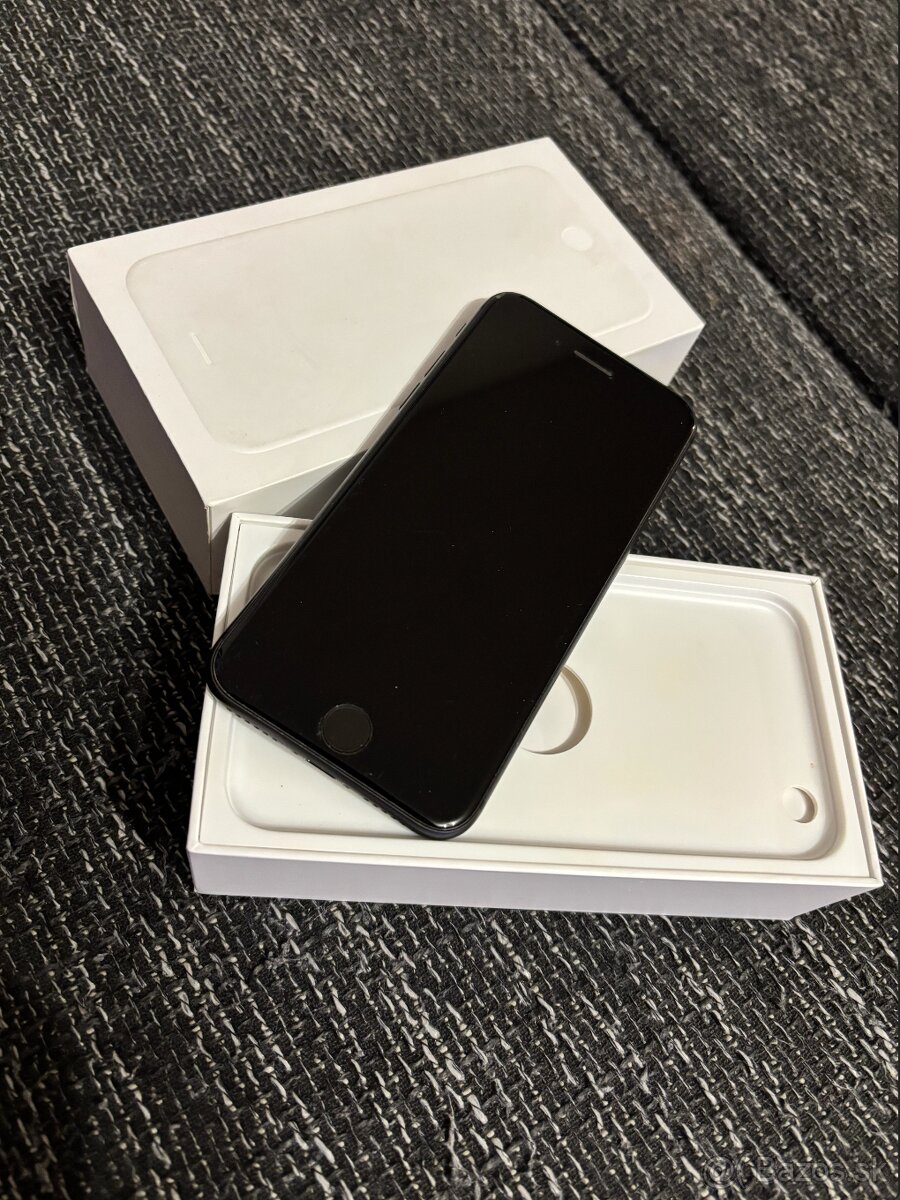 iPhone 8 64GB model 2022 a 8 SE 128GB model 2023