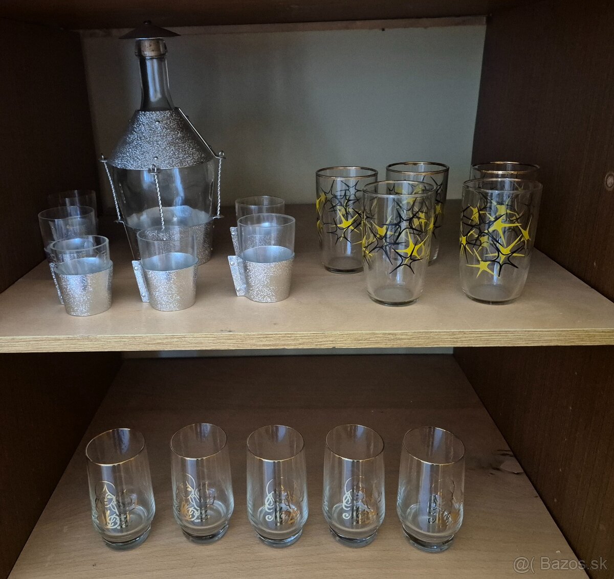 Poháriky, ozdobná fľaša...