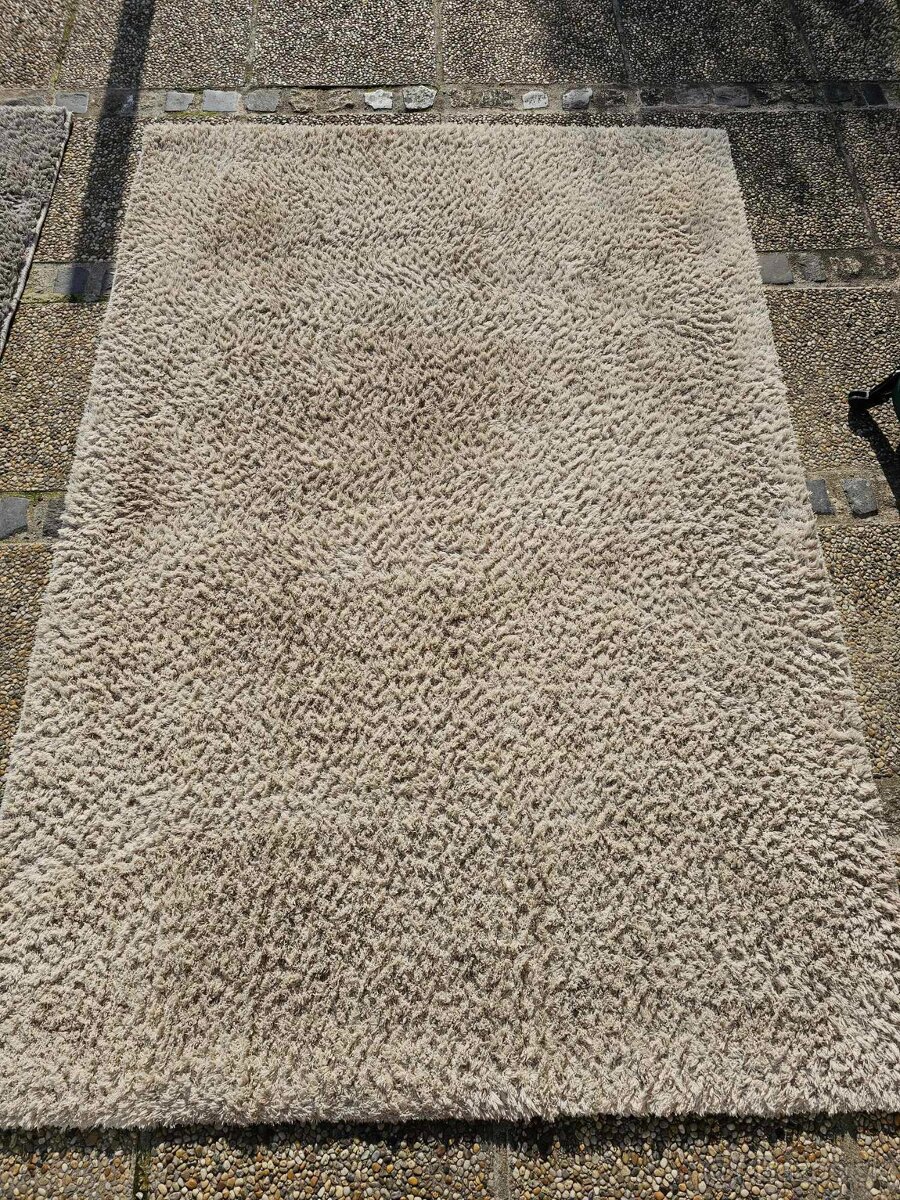 Smotanovy kremovy koberec