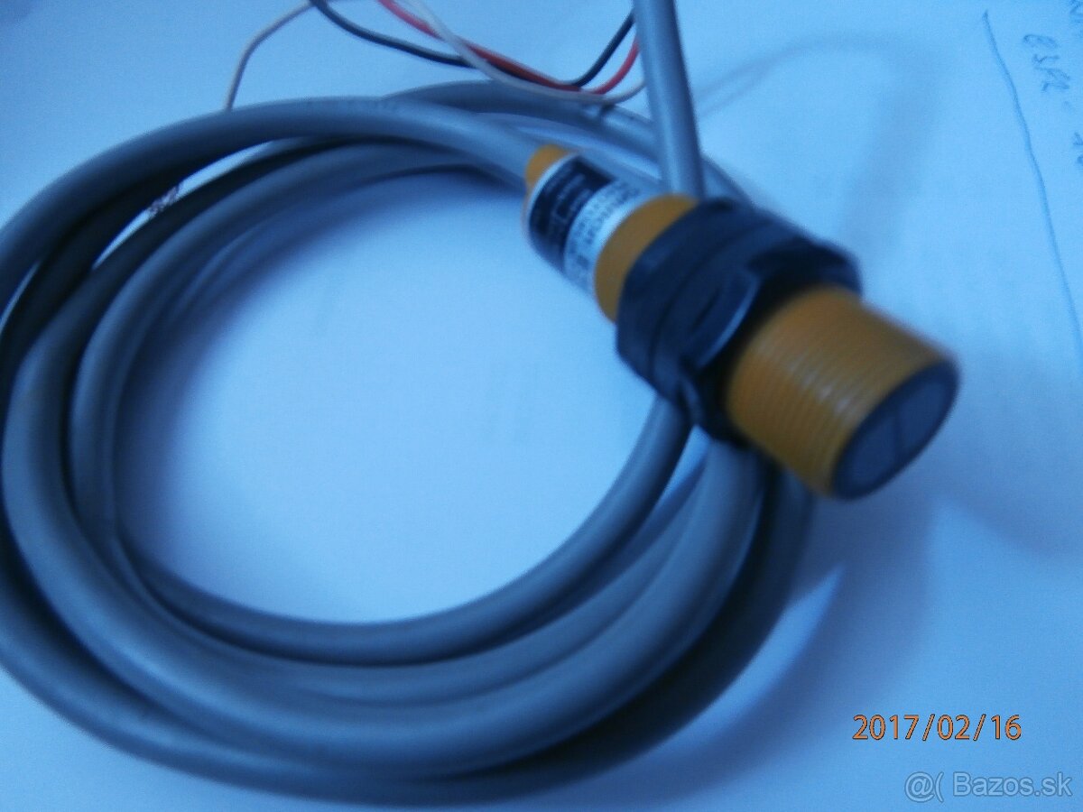 Optický snimač E3F2-DS10,30,NPNPNP.