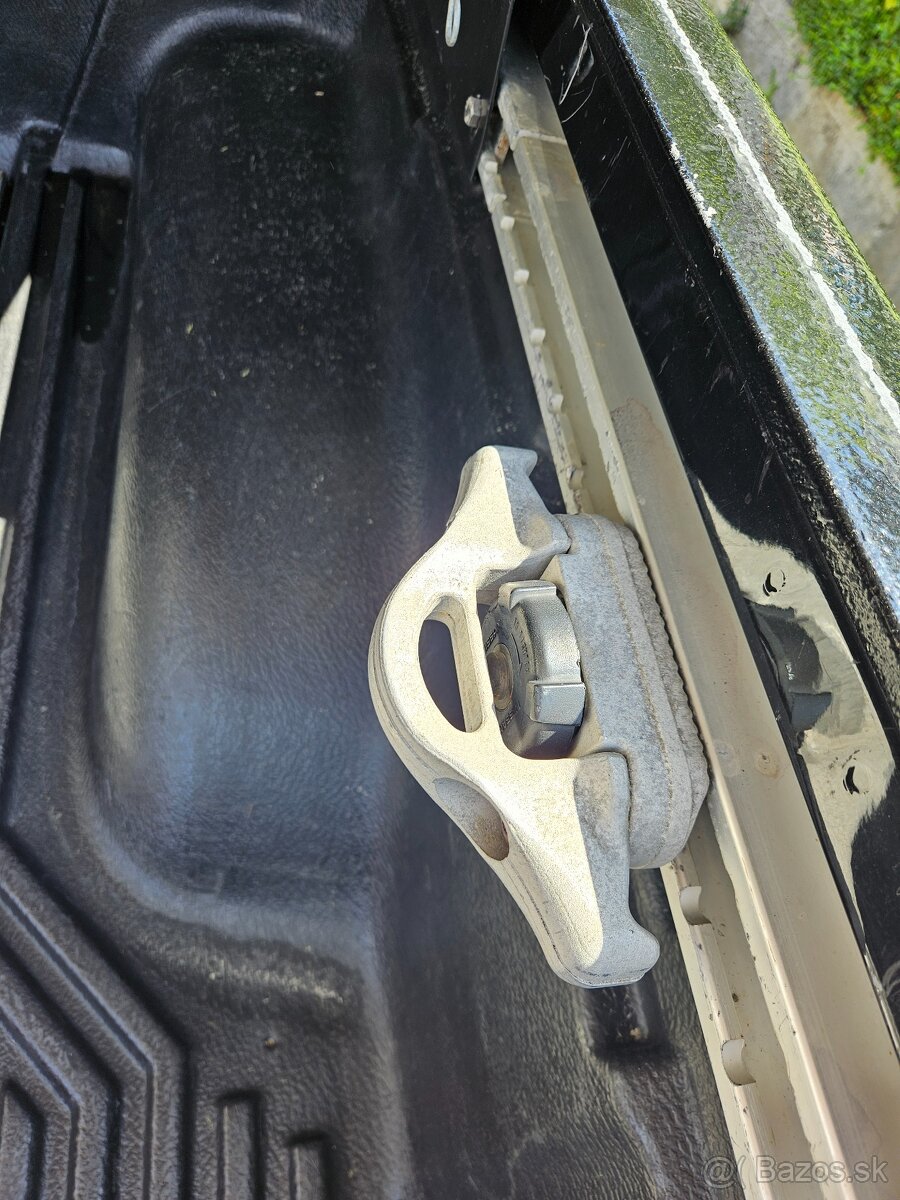 Uchyty na korbu Nissan Navara D40